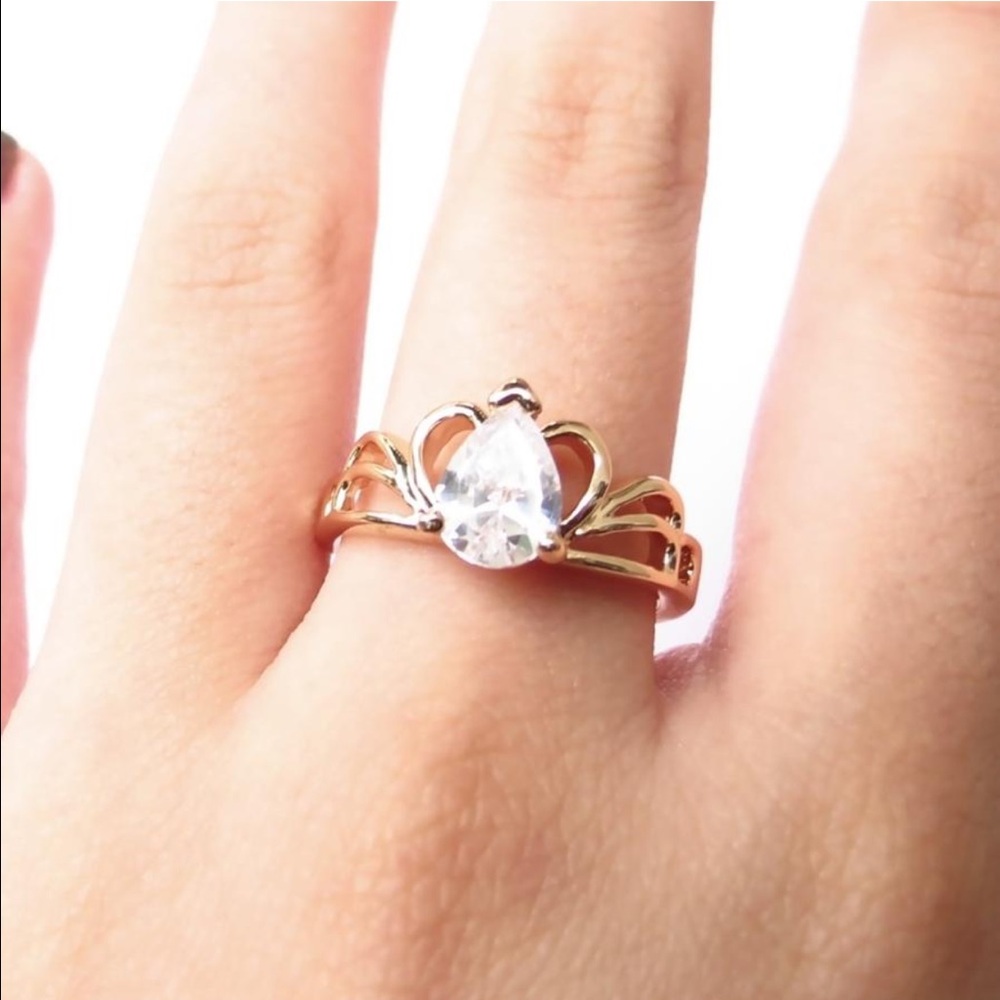 Hold Tiara Ring
